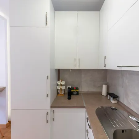 Modern Living - Academic - Private Parking Apartment